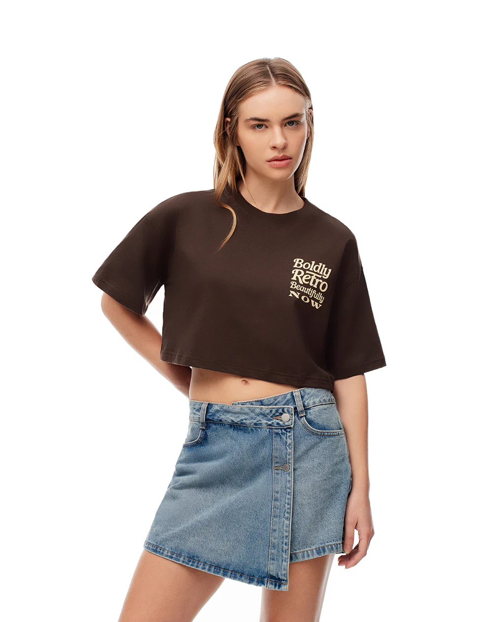 Camiseta crop regular algodón chocolate estampada mujer - Image 2