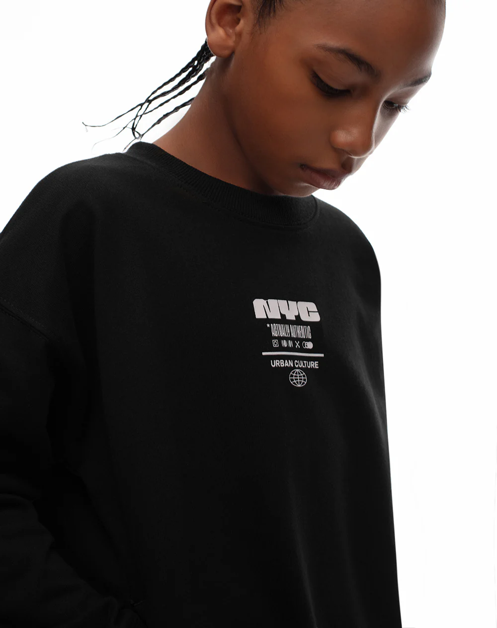 Buzo regular negro estampado niño - Image 3