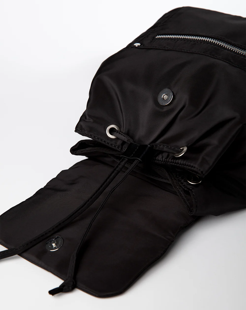 Morral tipo drawstring negro niña - Image 4