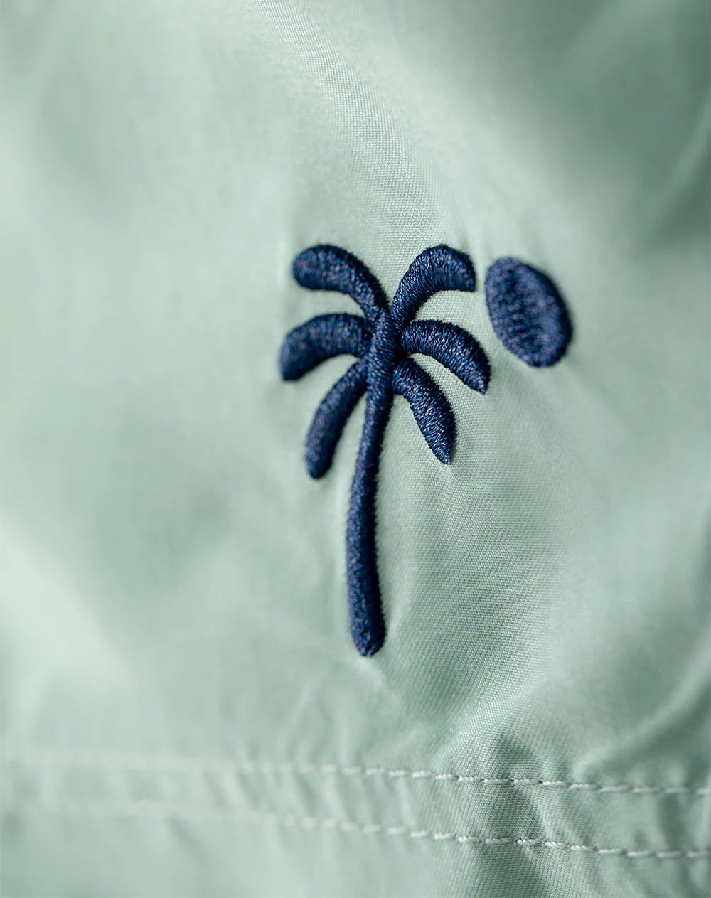 Pantaloneta de baño verde hombre - Image 6