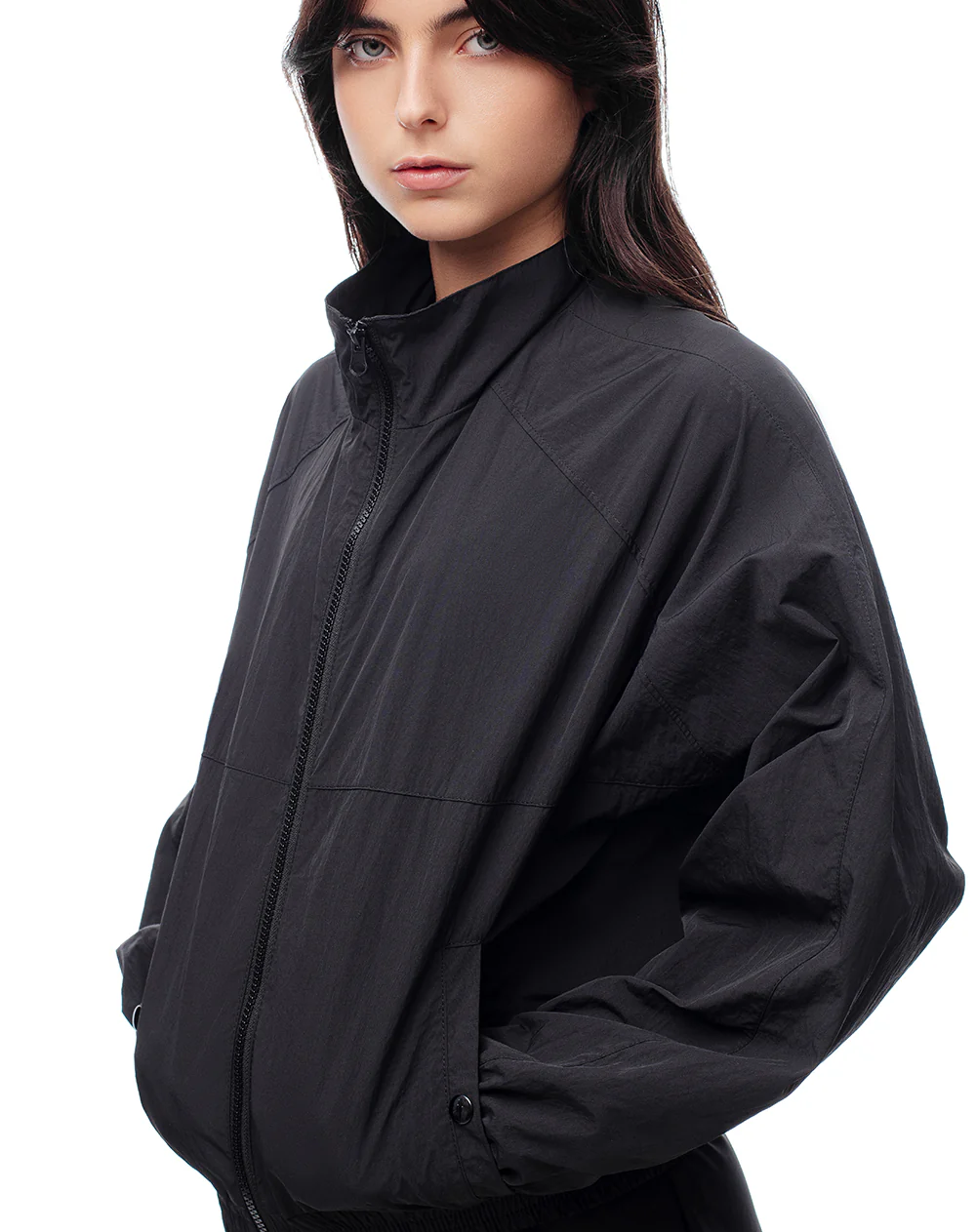 Chaqueta rompevientos negra mujer - Image 4