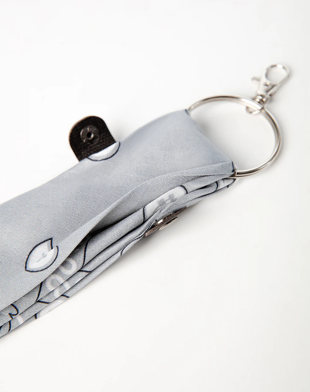 Llavero charm pañoleta gris - Image 2