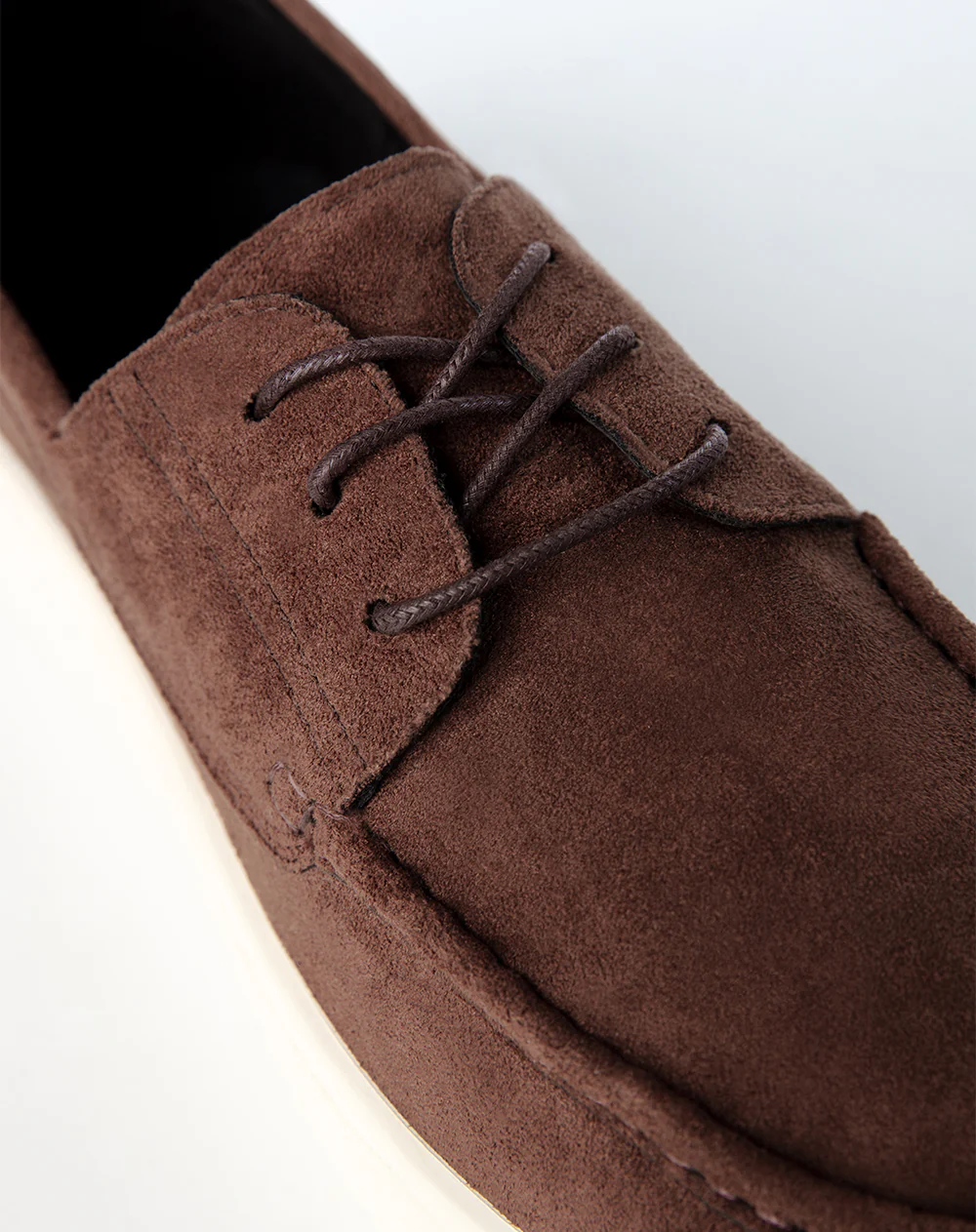 Zapatos tipo mocasín gamuzado café hombre - Image 3