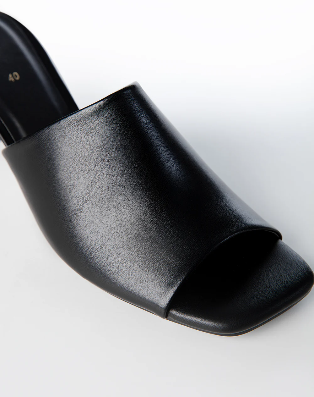 Sandalias mule de tacón bajo negras mujer - Image 4