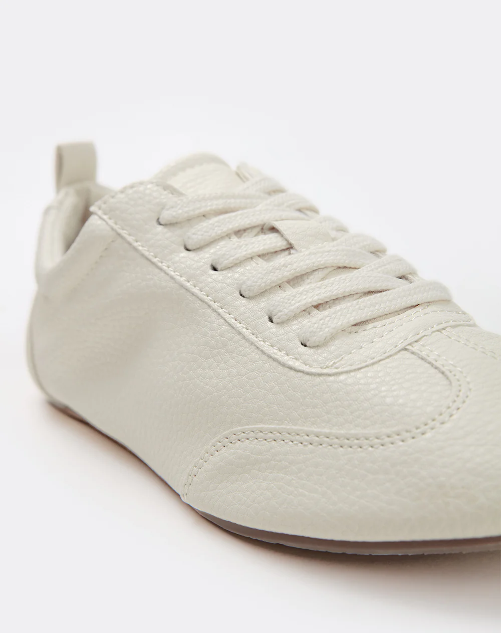 Tenis casuales tipo cuero graneado crudo mujer - Image 4