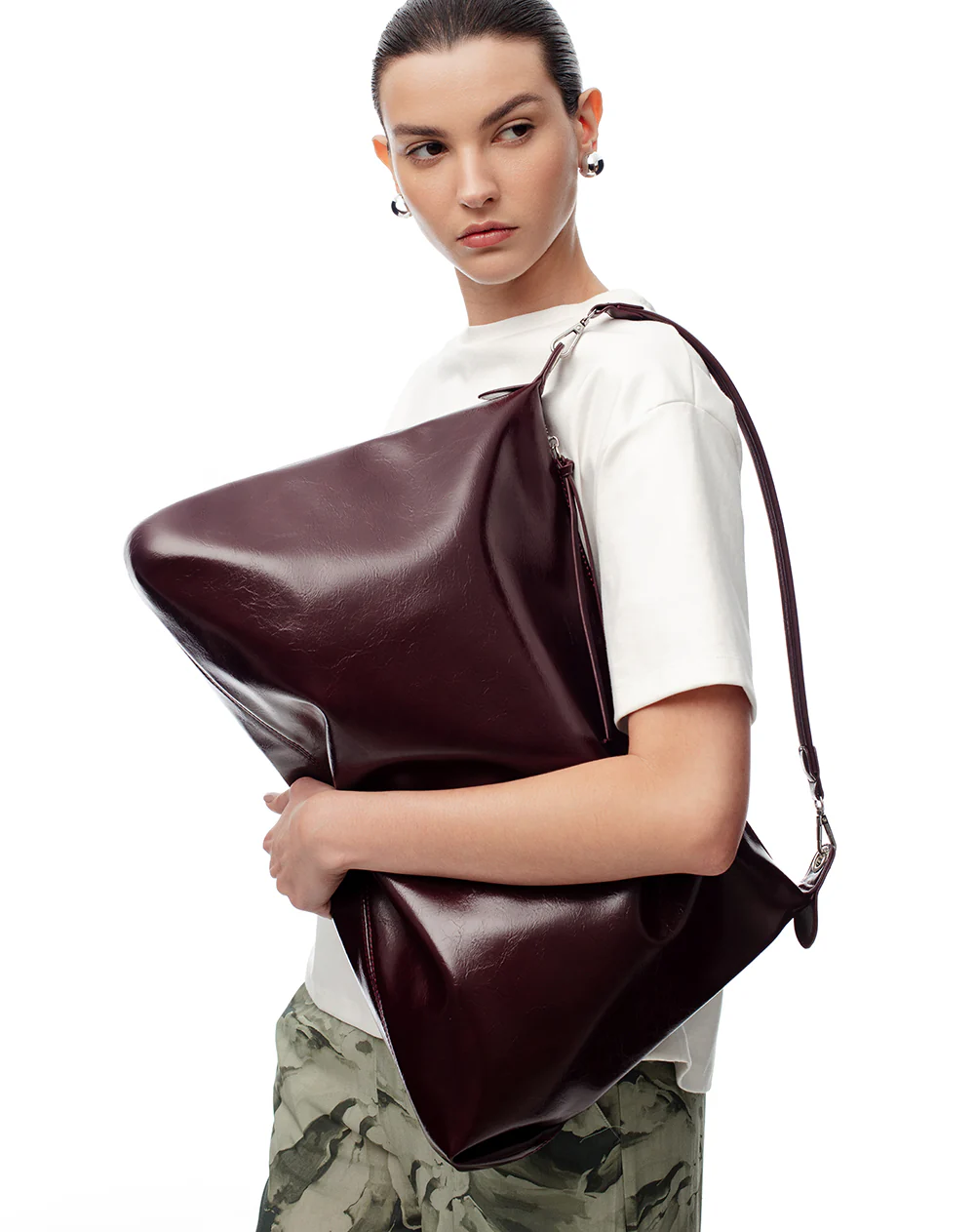 Maxibolso efecto charol vinotinto mujer - Image 2