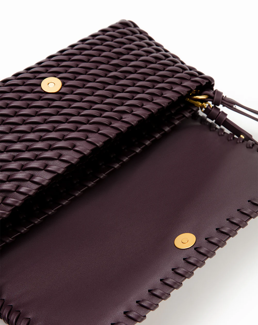 Bolso clutch trenzado café mujer - Image 4